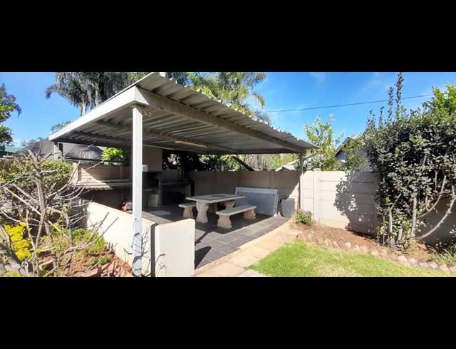6 BEDROOM HOUSE FOR SALE IN ROOIHUISKRAAL